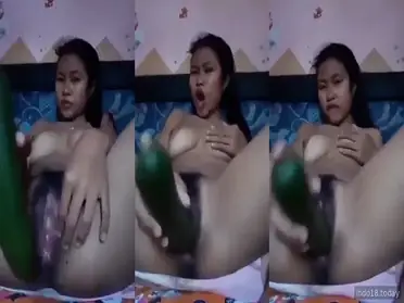 Cewek Open BO Coli Pake Timun Gede Banget Lumer WOT poster